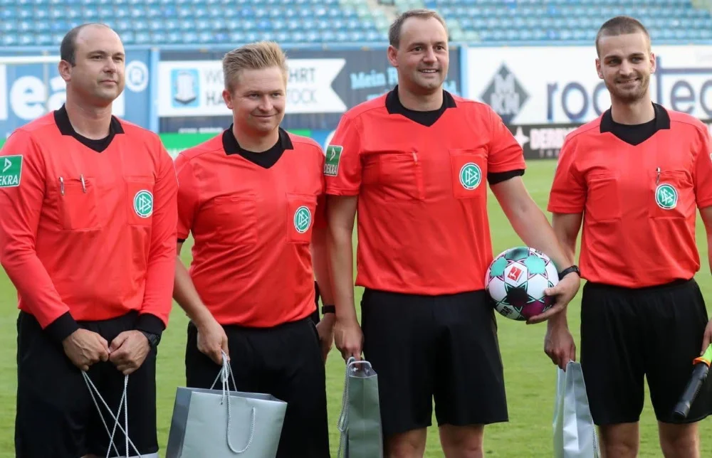 Leitete sein letztes Spiel als Schiedsrichter beim Landespokalfinale zwischen Hansa Rostock und Torgelow: Steffen Hösel (2.v.re.) vom SV „47“ Rövershagen. Ihm assistierten Florian Koch (re.) und Toni Schwager (2.v.li.) sowie Matthias Bastian als 4. Offizieller. Foto: VSA LFV MV