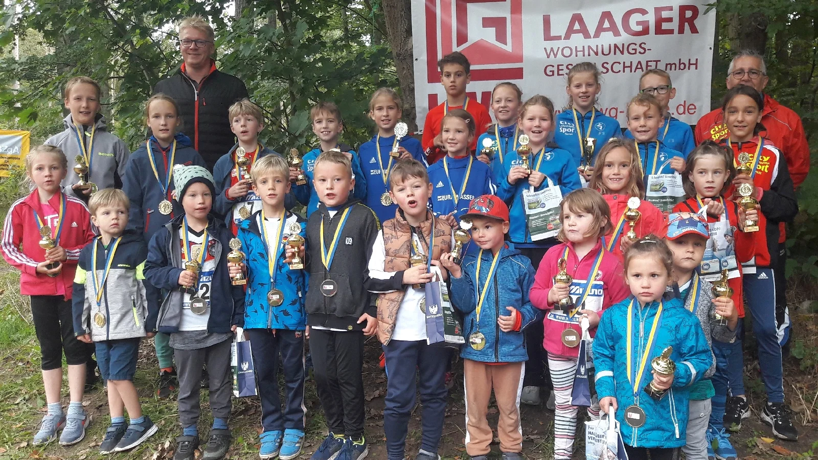 Das Foto zeigt die erfolgreichen Mädchen und Jungen des Laager Kinderlaufes. Foto: André Stache