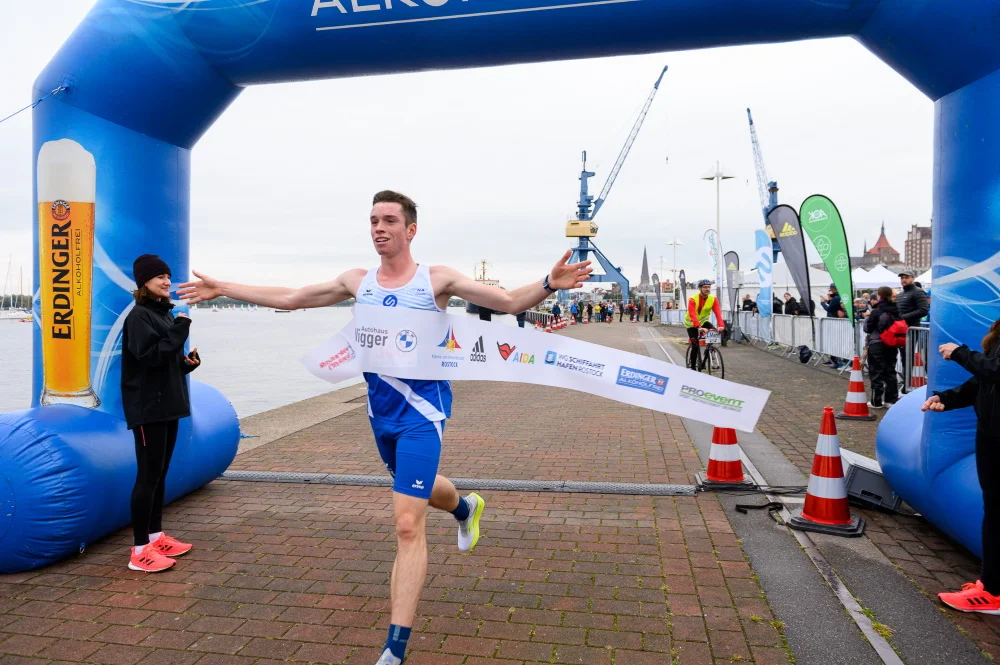 Erik Schoob, Sieger 10km beim Citylauf am 27.09. und 2xmaliger Sieger Rostock 10 (2018 + 2019). Foto: Pro Event