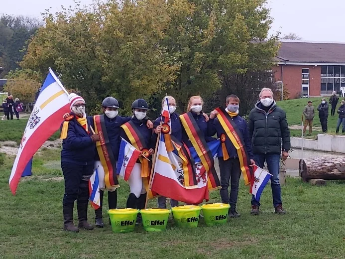 Sieg der Mannschaft II aus Mecklenburg-Vorpommern mit den Disziplintrainern Andreas Brandt und Bianca Sack. Foto: © Vielseitigkeitsfreunde aus MV Sieg der Mannschaft II aus Mecklenburg-Vorpommern mit den Disziplintrainern Andreas Brandt und Bianca Sack. Foto: © Vielseitigkeitsfreunde aus MV