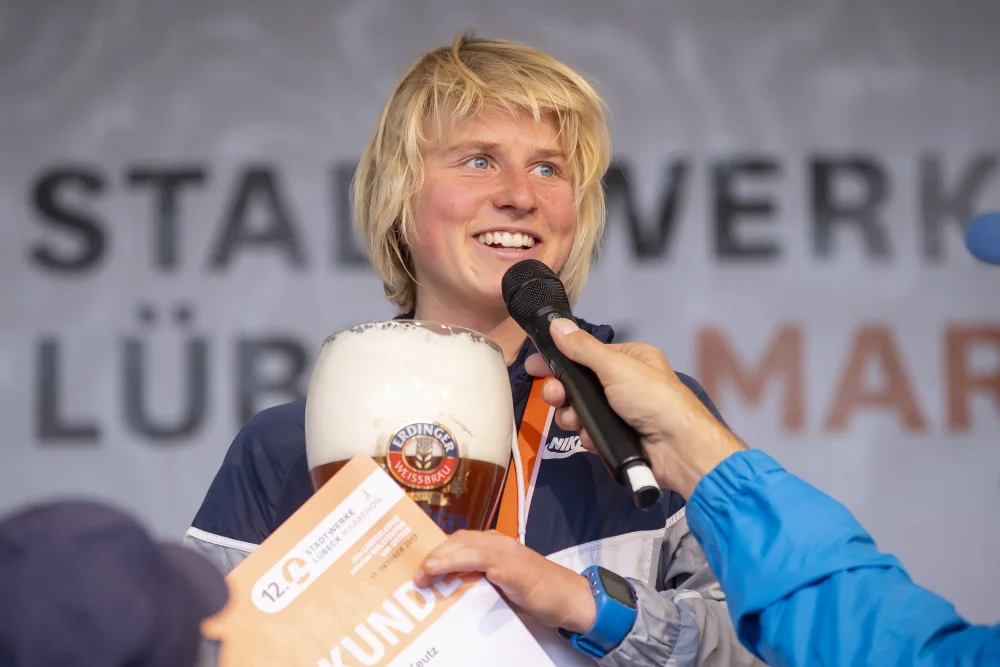 Marathon-Siegerin Pia von Kreutz bei der Siegerehrung.Stadtwerke-Luebeck-Marathon 2019Foto: Pro Event
