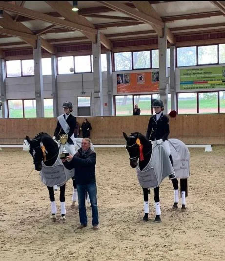 Dressurjugend zum (Zwangs)Saisonabschluss erfolgreich