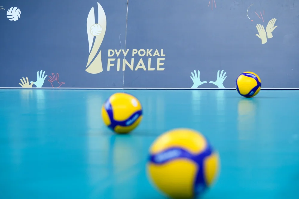Foto: © VBL DVV-Pokal - Volleybälle auf dem Spiefeld