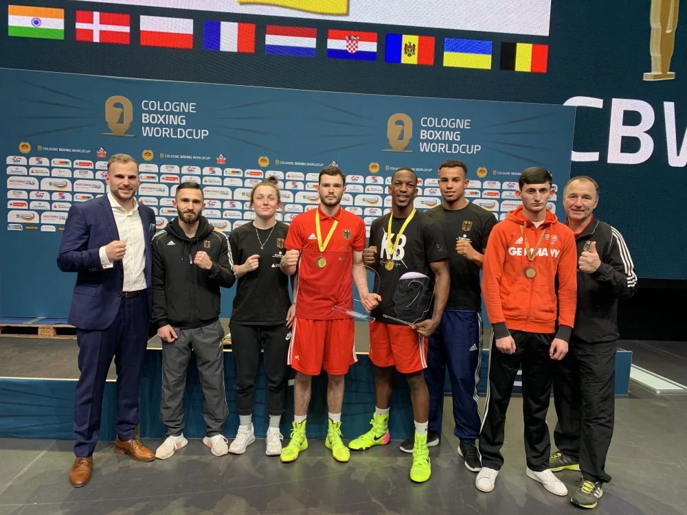  v.l. Paul Döring, Argishti Terteryan, Lena Büchner, Deniel Krotter, Kevin Boakye-Schumann, Dariusz Lassotta, David Gkevorgkian, Michael Timm. Foto: ©️ Boxclub TRAKTOR Schwerin