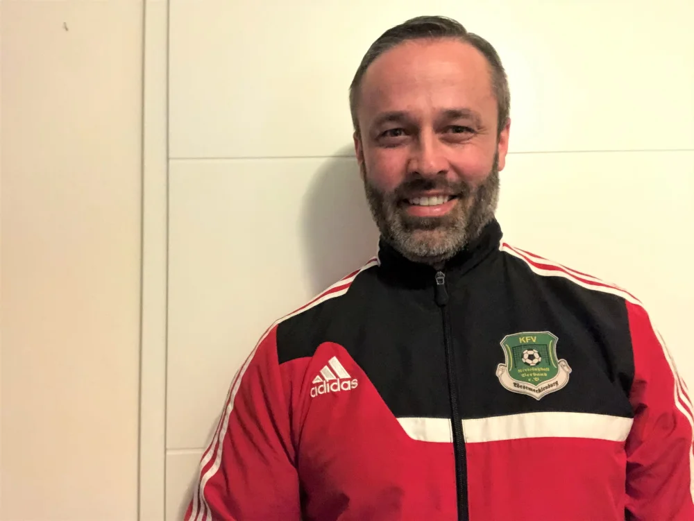 Kurz vor Weihnachten spendete der Schweriner Dietmar Tackmann, aktiver Schiedsrichterbeobachter im Landesfußballverband Mecklenburg-Vorpommern e.V., seine komplette Schiedsrichterausrüstung für Afrika.