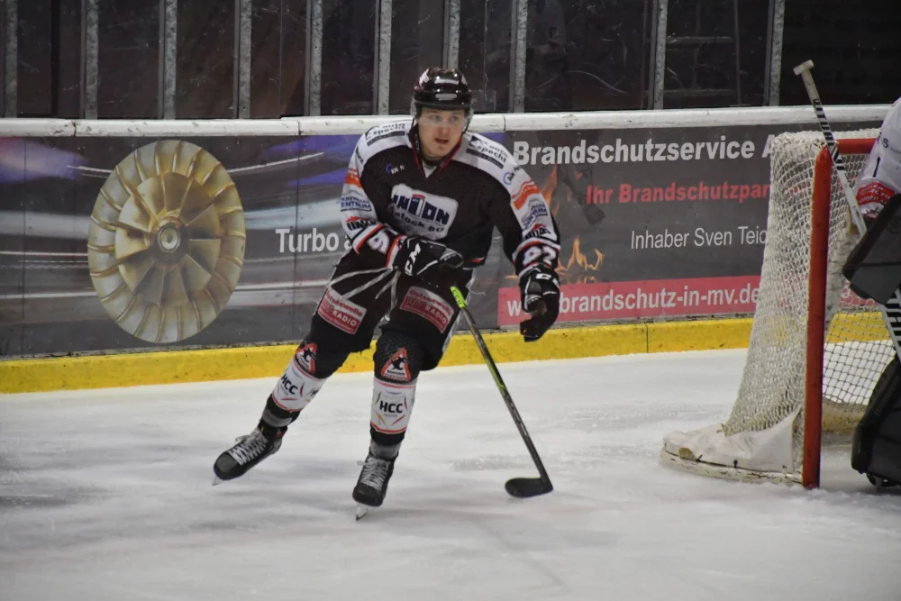 Jayden Schubert erhält erneut Spieldauer-Disziplinarstrafe. Foto: Susann Ackermann Piranha Jayden Schubert - Rostocker Eishockey Club e.V.