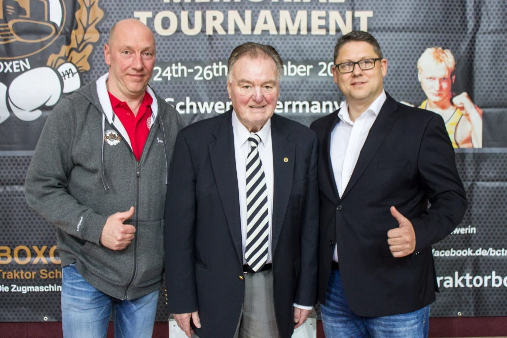 Schweriner Traktor-Boxer trauern um Peter Siemons. Foto: v.l. Beiratsvorsitzender BCT Prof. Dr. Jens Hadler, Ehrenpräsident Peter Siemons, Vorstandsvorsitzender Frank Kleinsorg