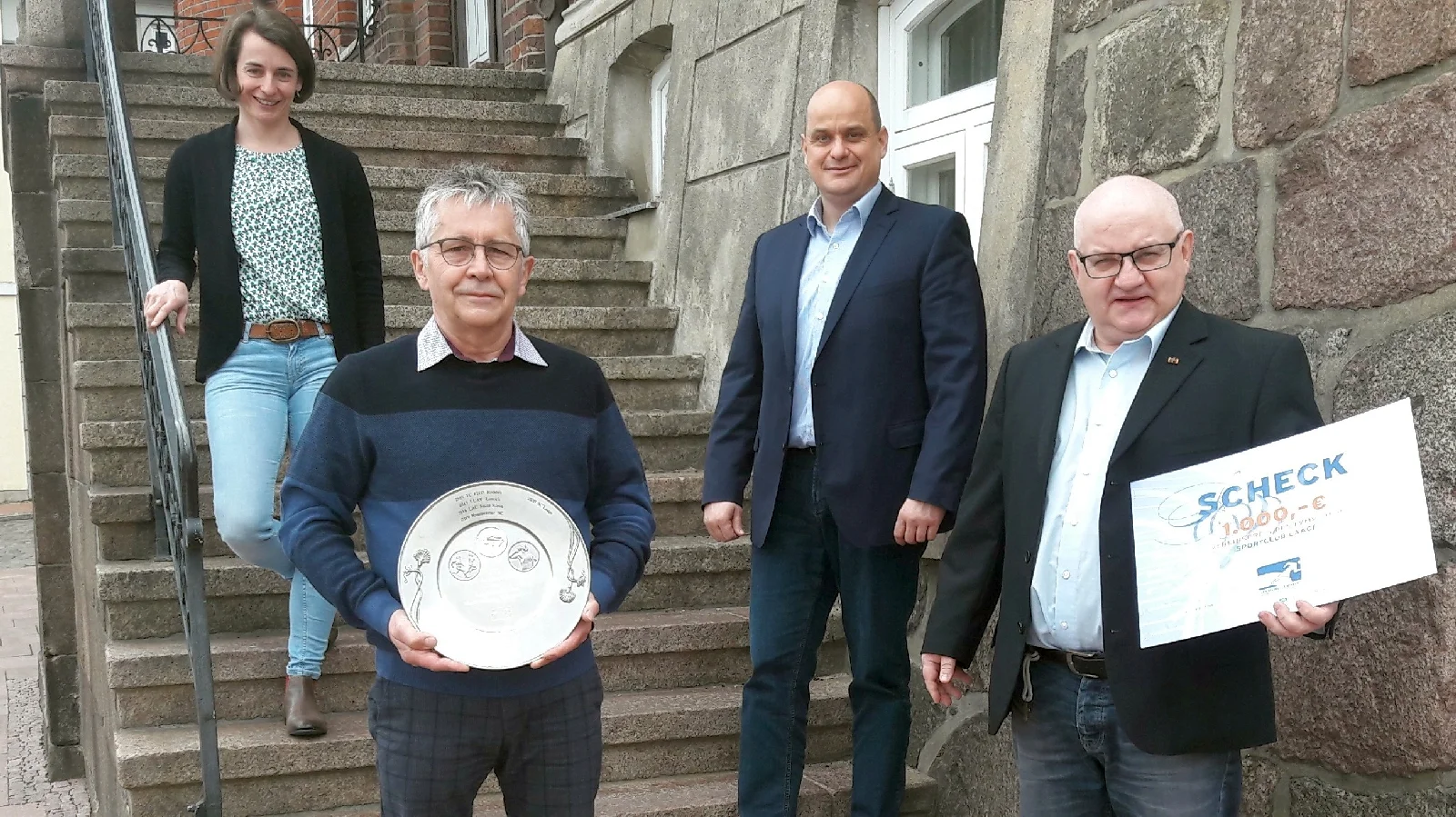 Das Foto zeigt Frau Prof. Dr. Behrens, Uwe Michaelis, Holger Anders und den Abteilungsleiter der Laager Laufgruppe, André Stache. Foto: Siglinde Seidel