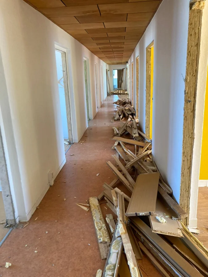 Demontage der Türen. | Foto: LSB M-V/Jörn Etzold Abschied von alt ehrwürdiger Sportschule des Landessportbundes im Yachthafen Warnemünde | Foto: LSB M-V/Jörn Etzold