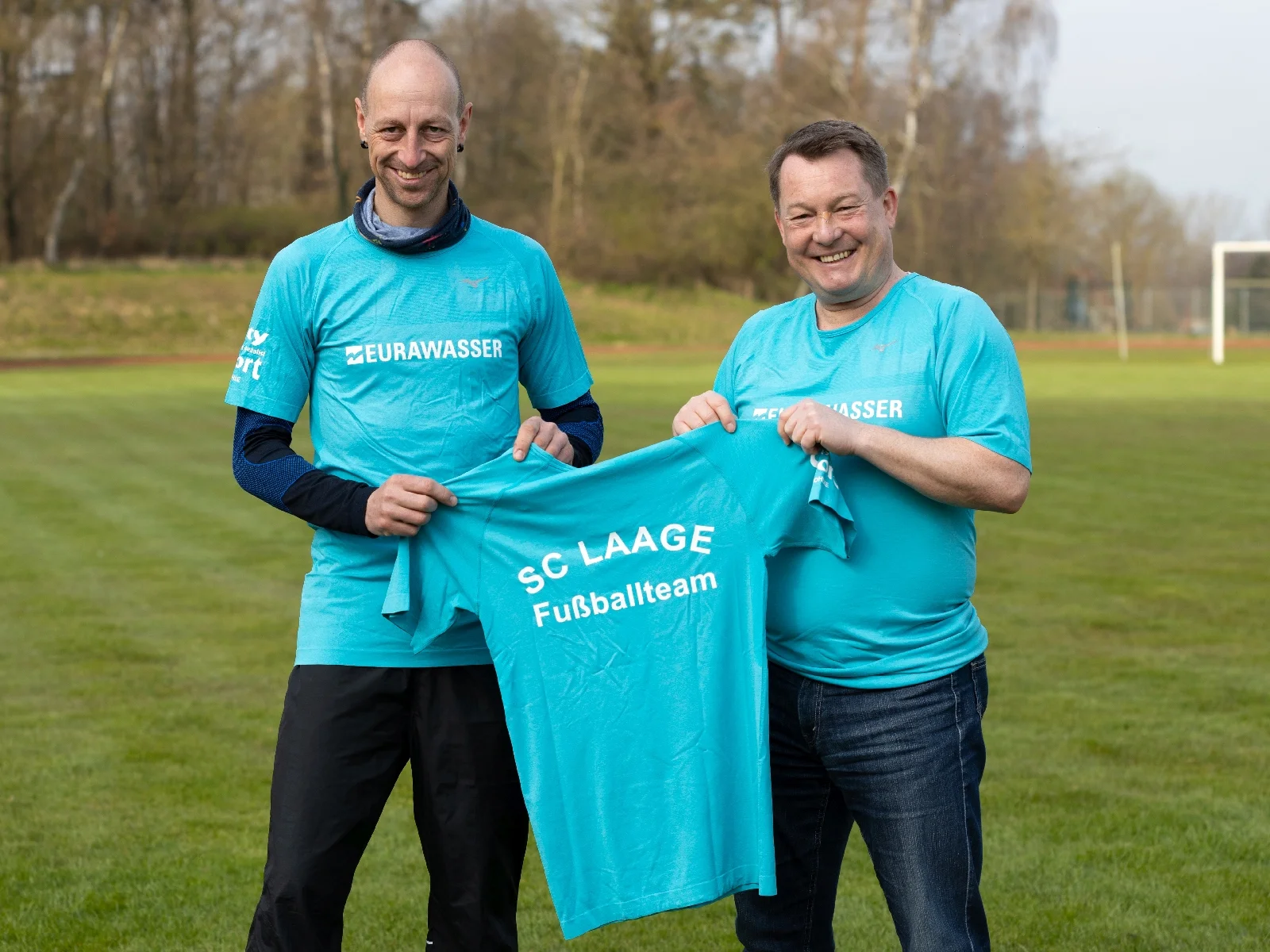 Das Foto zeigt Marcel Raith (li.) und Raimo Bahr in und mit den neuen Shirts. Foto: Ralf Sawacki