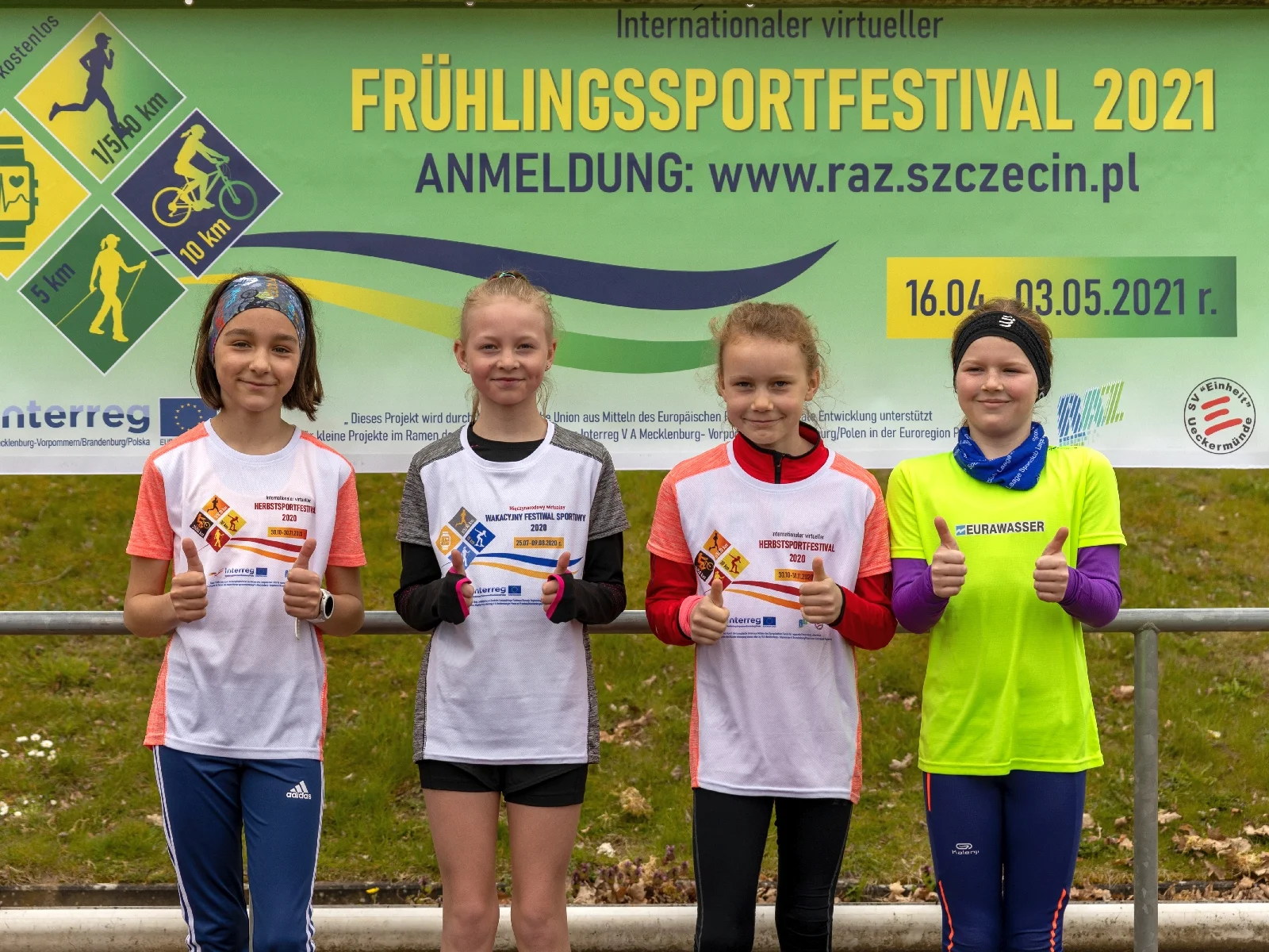 Das Foto zeigt Lara, Pia, Hannah und Emi (v.l.) nach dem 1000 Meter Lauf. Foto: Ralf Sawacki
