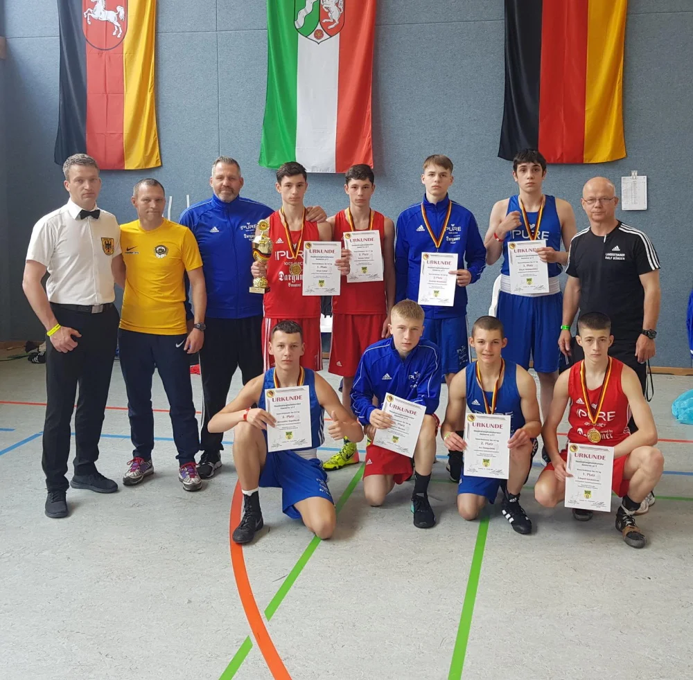 v.l. stehend: Carsten Bast, Andy Schiemann, Jan Golla, Arian Gohar, Arman Gohar, Dominik Weinbinder, Mikael Abdulgamidov, Ralf Büngerv.l. sitzend: Alexander Soputnyak, Lance Merker, Eduard Kirakosyan, Ivo Dümpelfeld | Foto: Boxclub TRAKTOR Schwerin
