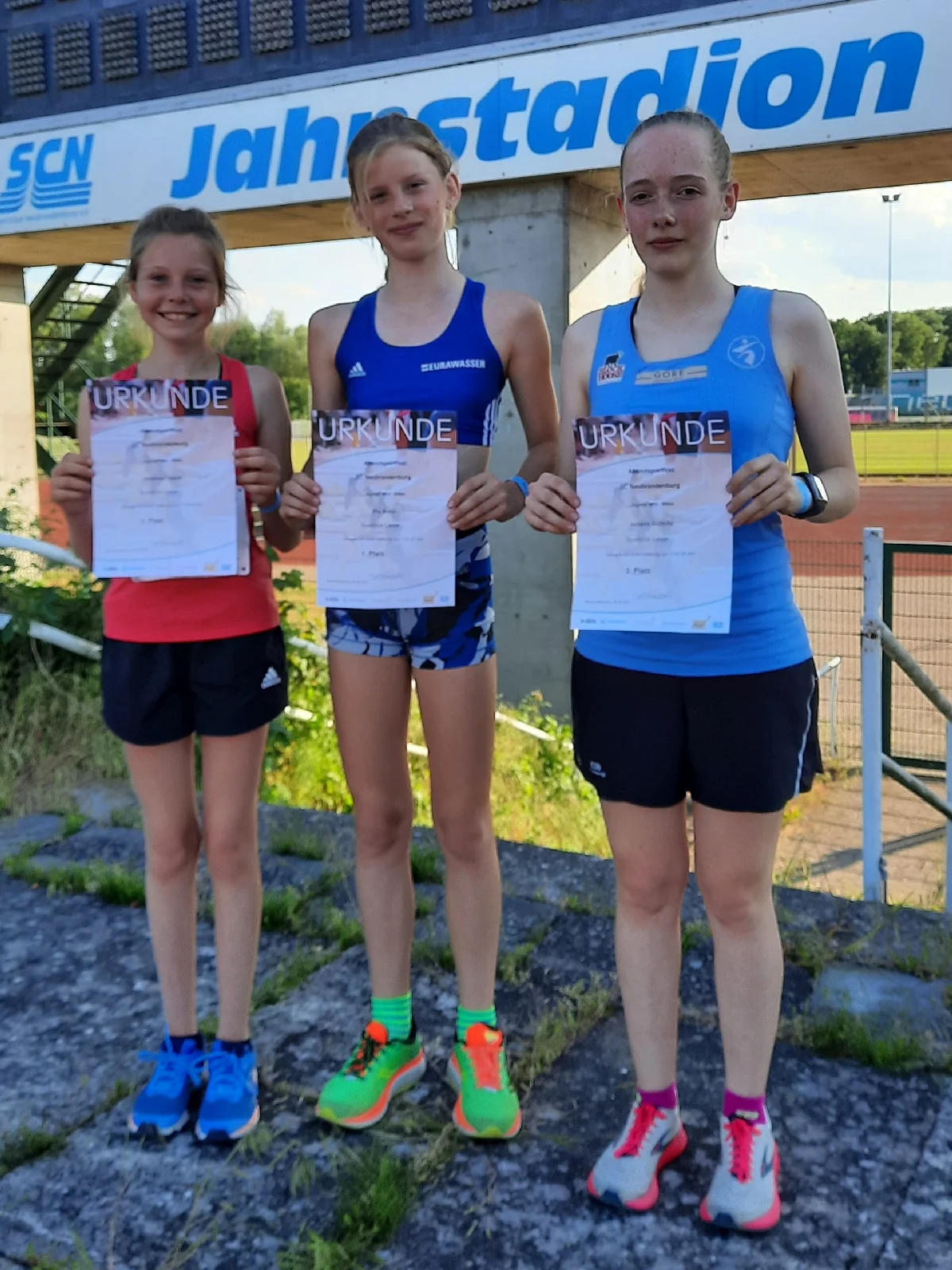 Das Foto zeigt Johanna, Pia und Juliane (v.l.) nach ihren Läufen. Foto: André Stache