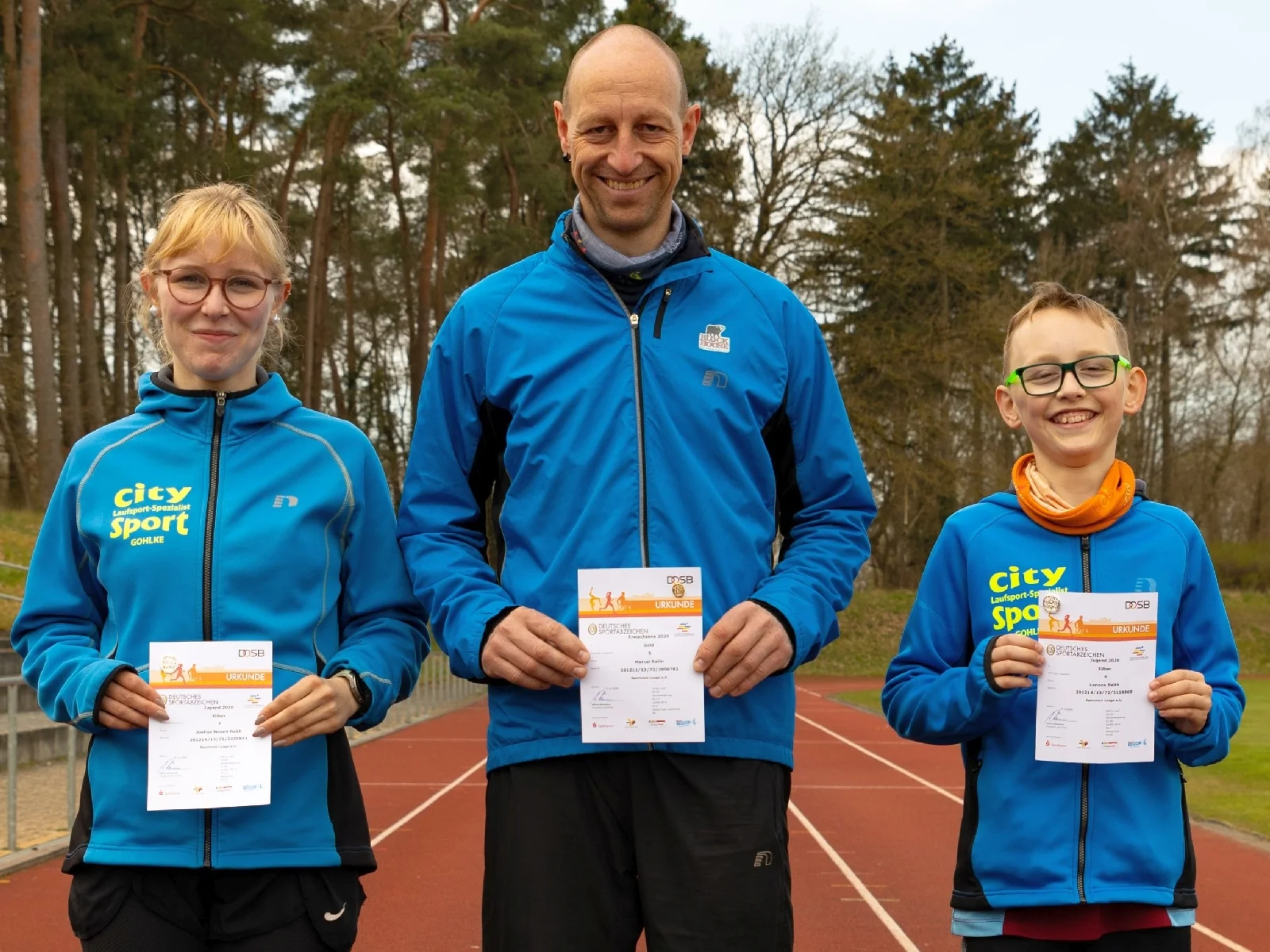 Das Foto zeigt Joelina, Marcel und Lennox Raith mit ihren Sportabzeichen-Urkunden. Foto: Ralf Sawacki