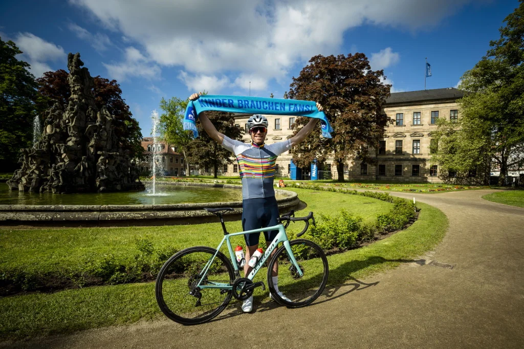 Auf dem Rennrad für Kinderrechte fahren