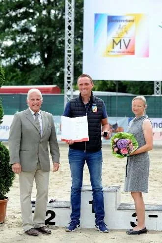 Auszeichnung Disziplintrainer Springen Heiko Strohbehn mit der Ehrennadel des Landessportbundes MV. v.l.: Verbandspräsident Dr. Dittmann, Heiko Strohbehn und Geschäftsführerin Claudia Krempien | Foto: © Annett Strohbehn