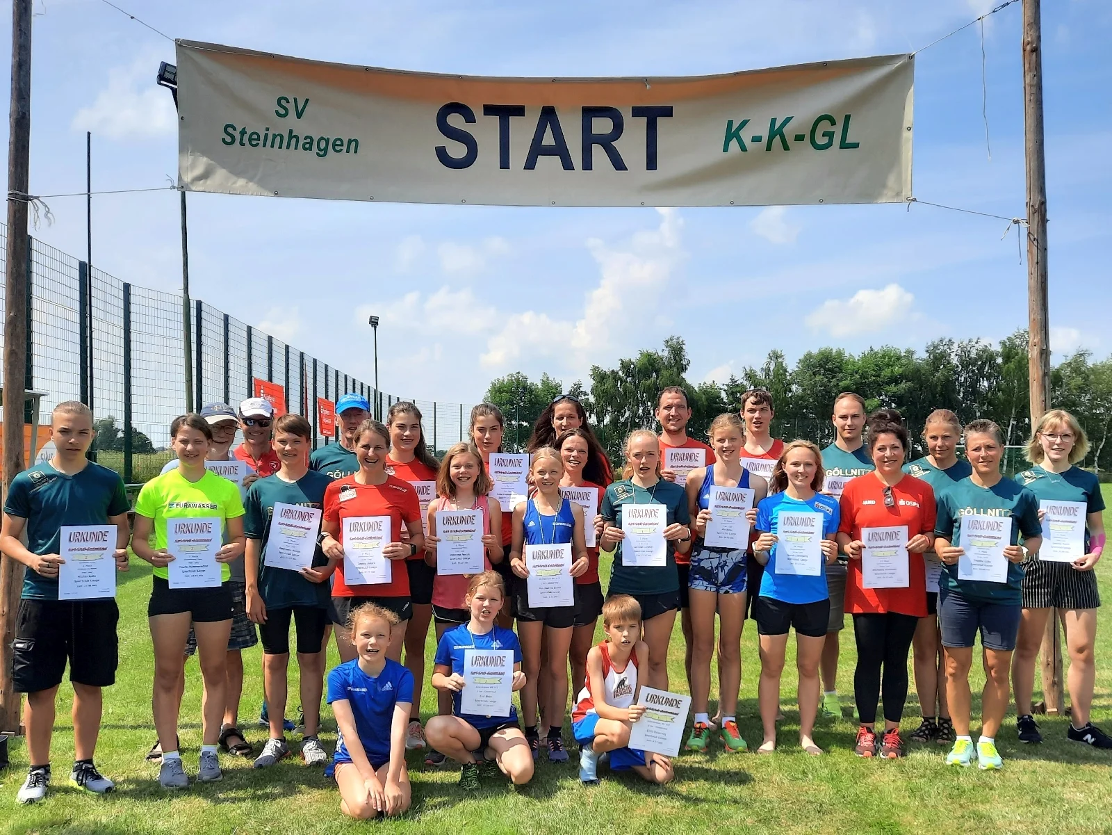 Das Foto zeigt Laager Sportfreunde mit ihren Siegerurkunden. Foto: A.Stache