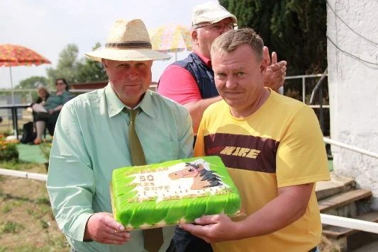 Zum 50-jährigen Jubiläum überreichte die ortsansässige Bäckerei Ohm dem Vereinsvorsitzenden eine große Torte. Foto: Reitverein Wildberg