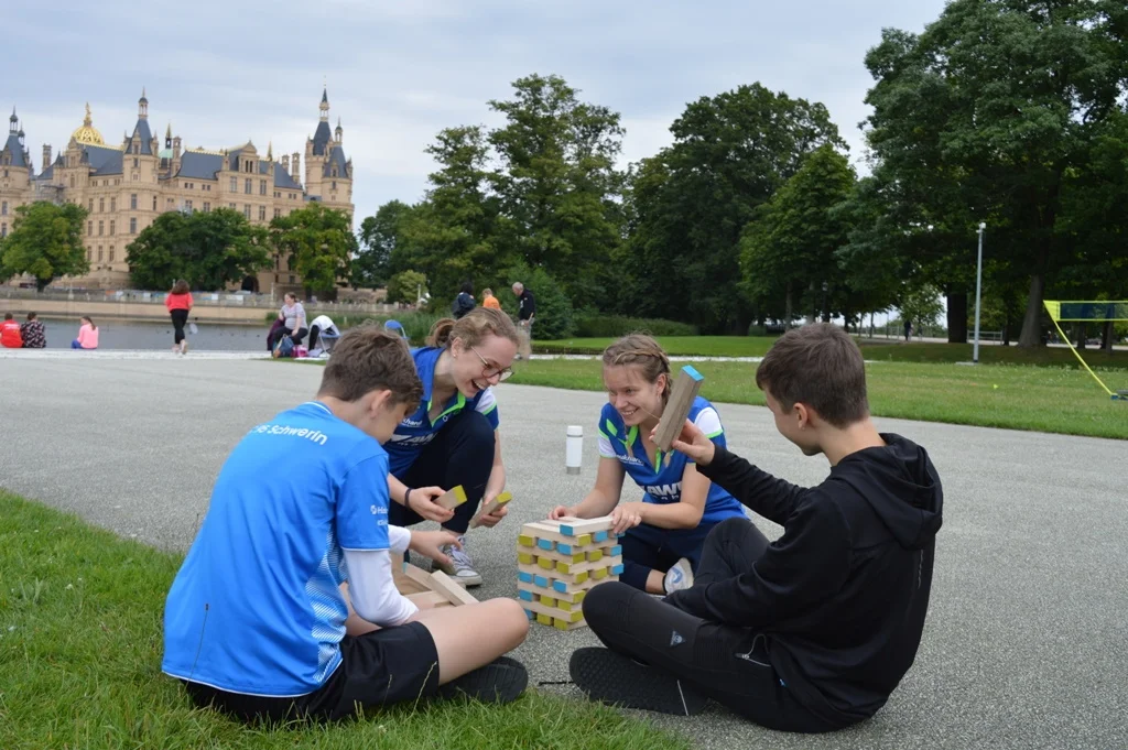 Sport, Spiel und Spaß – Vereinsmitglieder und Gäste ließen es sich auf der Schwimmenden Wiese gut gehen. | Foto: BSC 95 Schwerin e.V.