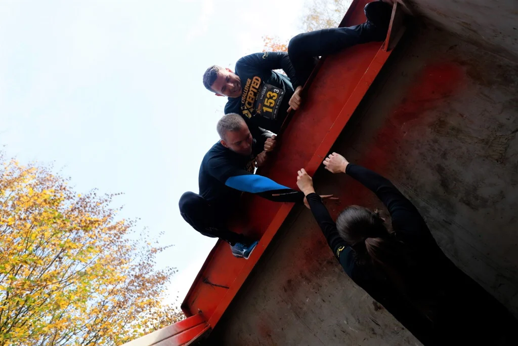 Im 3er Team oder als Einzelstarter, der 3,5km lange Rundkurs mit seinen 14 Hindernissen muss gleich 2x absolviert werden. Foto: © PRO EVENT Die 4. Xtrack Cross Challenge lädt am 19.09. wohl zu Rostock außergewöhnlichstem Sportevent ein. Foto: PRO EVENT