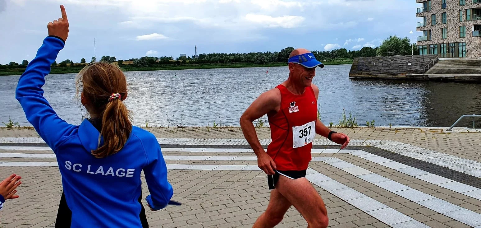 Das Foto zeigt den 56-jährigen Bernd Jänike. Als 3. seiner Altersklasse wurde er begeistert von seinen Clubkameraden im Ziel empfangen. Foto: Christine Boldt
