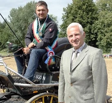 Landesmeister im Vierspänner Fahren Mario Schild, der seine Schärpe und Medaille aus den Händen von Verbandspräsident Dr. Burkhard Dittmann erhielt. Foto: © Jutta Wego