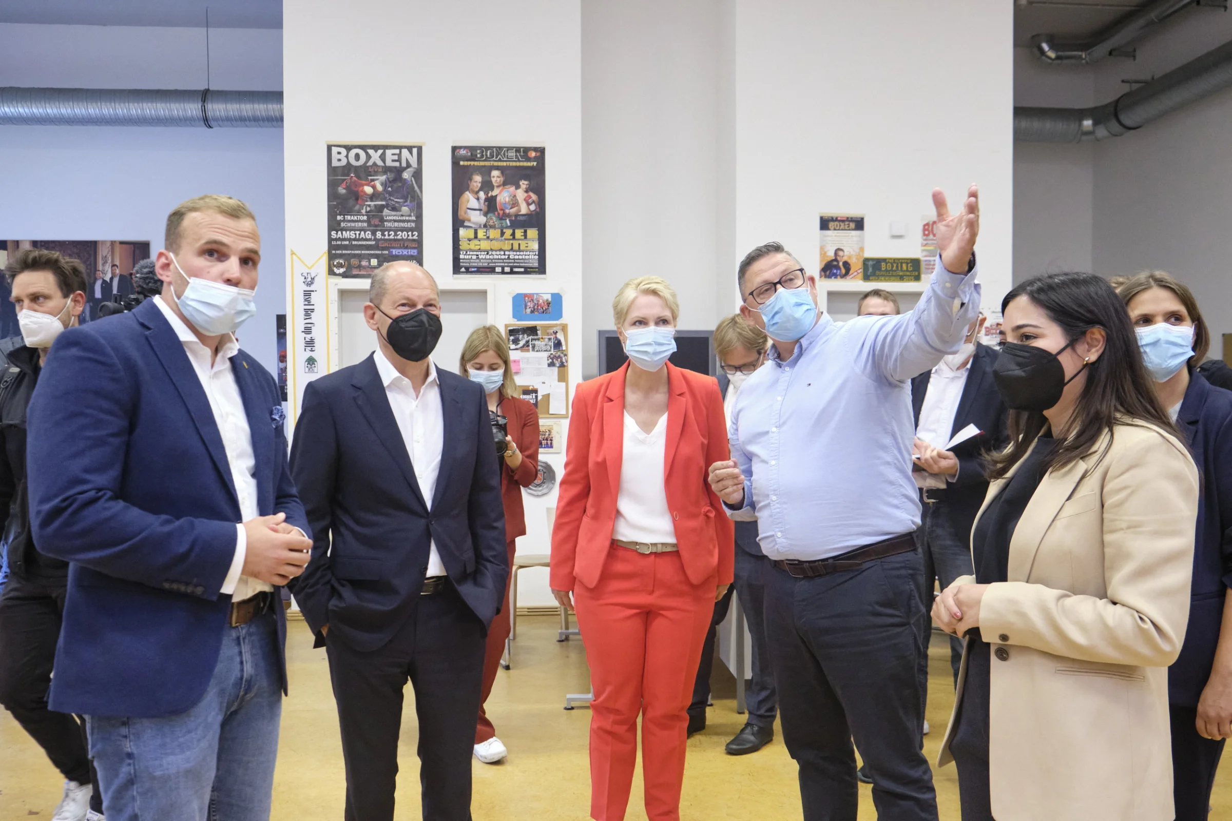 v.l. Paul Döring, Olaf Scholz, Manuela Schwesig, Frank Kleinsorg, Reem Alabali-Radovan | Fotos: ©️ Sascha Krautz Zu Besuch am Bundesstützpunkt: Paul Döring, Olaf Scholz, Manuela Schwesig, Frank Kleinsorg, Reem Alabali-Radovan