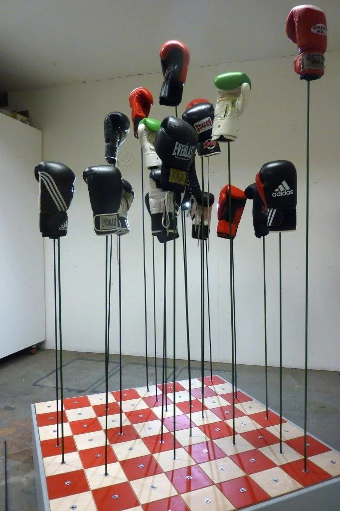 Stefan Nestler: AGILES ARBEITEN (BORIS SPASSKI VS BOBBY FISCHER, 6.PARTIE, 1972), 2021, Installation, 280 x 120 x 120 cm © VG Bild-Kunst, Bonn 2021.