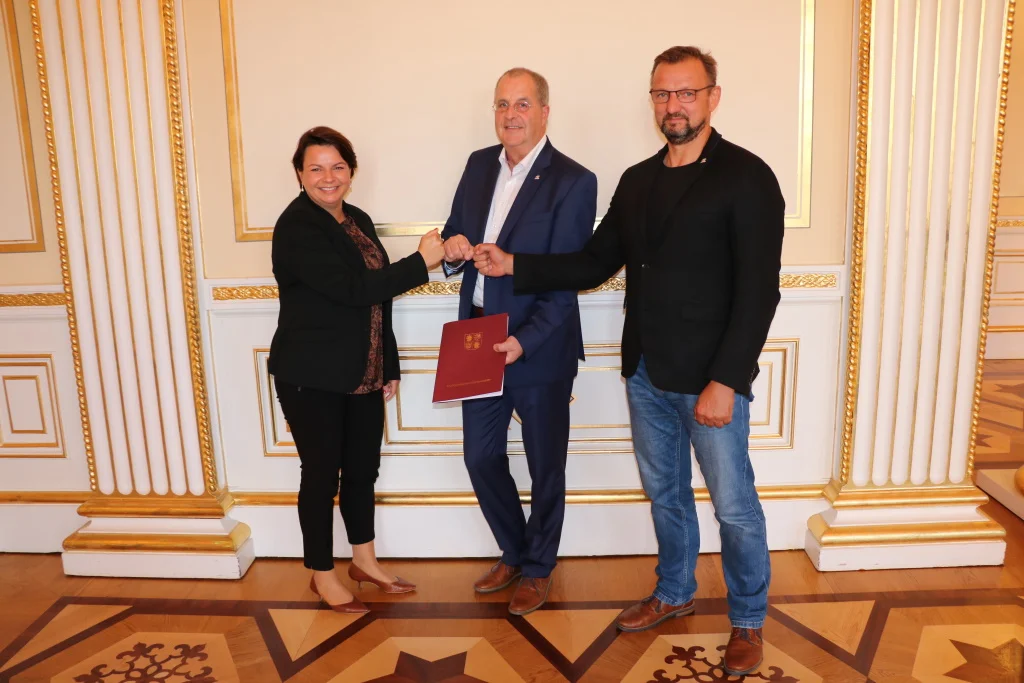 Sportministerin Stefanie Drese übergab den Zuwendungsbescheid für die neue Sportschule in Warnemünde an LSB-Präsident Andreas Bluhm (Mitte) und LSB-Geschäftsführer Torsten Haverland. Foto: © Ministerium für Soziales, Integration und Gleichstellung