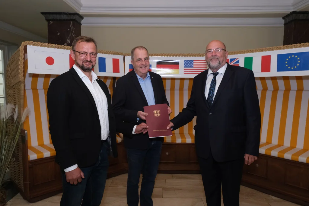 Wirtschafts- und Gesundheitsminister Harry Glawe (rechts im Bild) überreicht einen Zuwendungsbescheid an Torsten Haverland, Geschäftsführer des Landessportbundes (links), und LSB-Präsident Andreas Bluhm (Mitte) für den Neubau der Sportschule in Rostock-Warnemünde | Foto: © WM