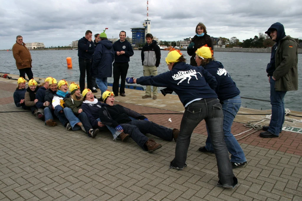Die Art der Erwärmung vor den anstrengenden Wettfahrten des Warnemünder Kutterpullens unterliegt keinen Vorschriften und ist für Interessierte immer wieder amüsant. Foto: Hochschule Wismar/K. Baldauf