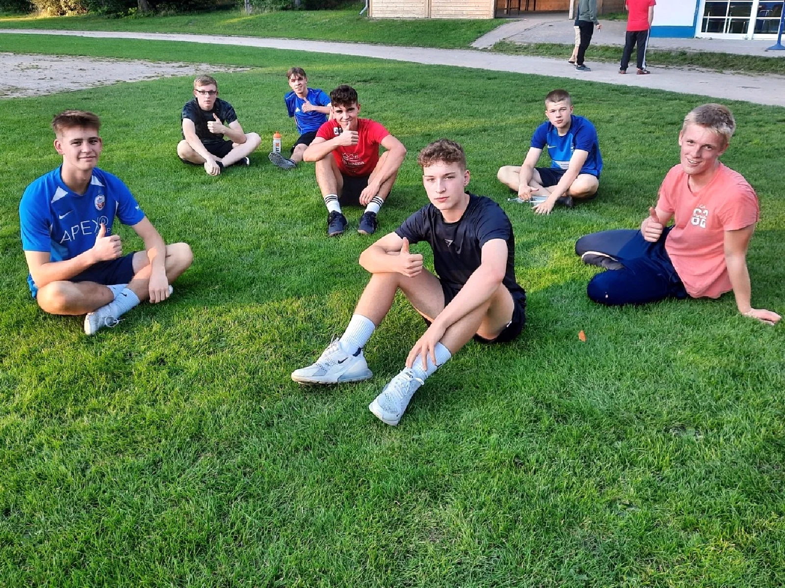 Das Foto zeigt erfolgreiche Kicker des SV Reinshagen – platt aber zufrieden und stolz. Foto: André Stache