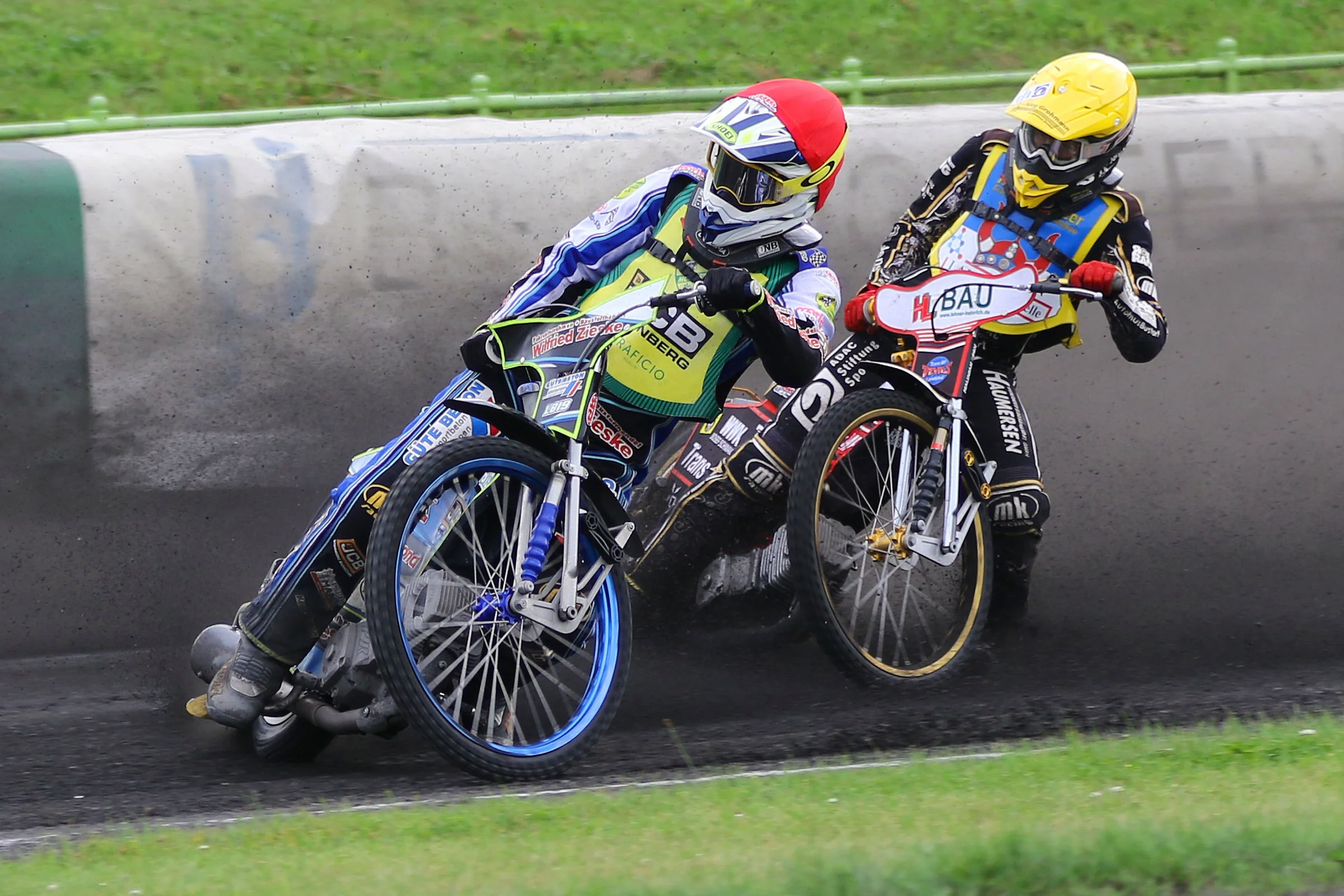 Lukas Baumann (Güstrow Torros -rot) und Norick Blödorn (gelb)_c_Bernd Quaschning