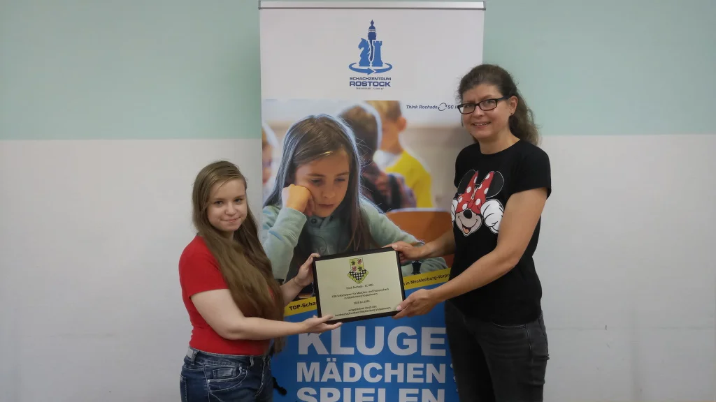Übergabe des Qualitätssiegels „Top-Schachverein für Mädchen- und Frauenschach in Mecklenburg-Vorpommern“ | Links: Alina Gazizova, Leiterin des Mädchenschachprojekts, rechts: Wenke Heinicke, amtierende Landesmeisterin im Schnellschach. Foto: Rabea Schumann