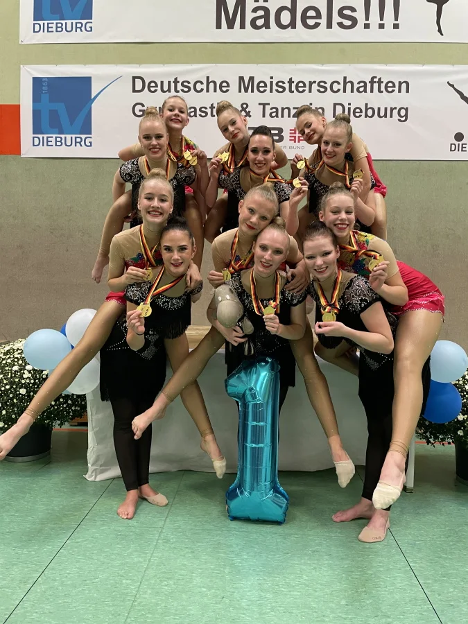 Die Teams vom TSC Neubrandenburg: die Deutschen Jugendmeisterinnen (rote Gymnastikanzüge) und die DM-Siegerinnen 18+. | Foto: TSC Neubrandenburg