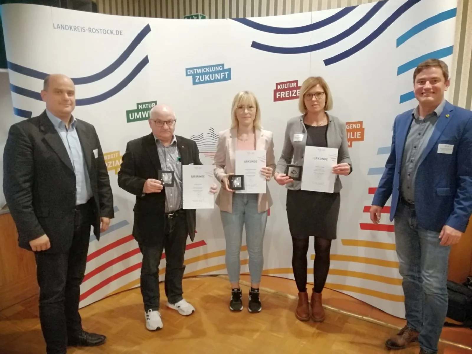 Laages Bürgermeister Holger Anders, André Stache, Joelina Raith, Kathleen Maag und den Landrat des Landkreises Rostock, Herrn Sebastian Constien. Foto: Marcel Raith