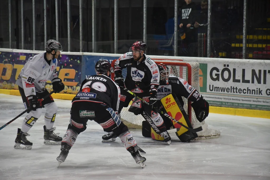 Rostocker Eishockey Club: Spiel der Rostock Piranhas gegen die Crocodiles Hamburg | Foto: S. Ackermann