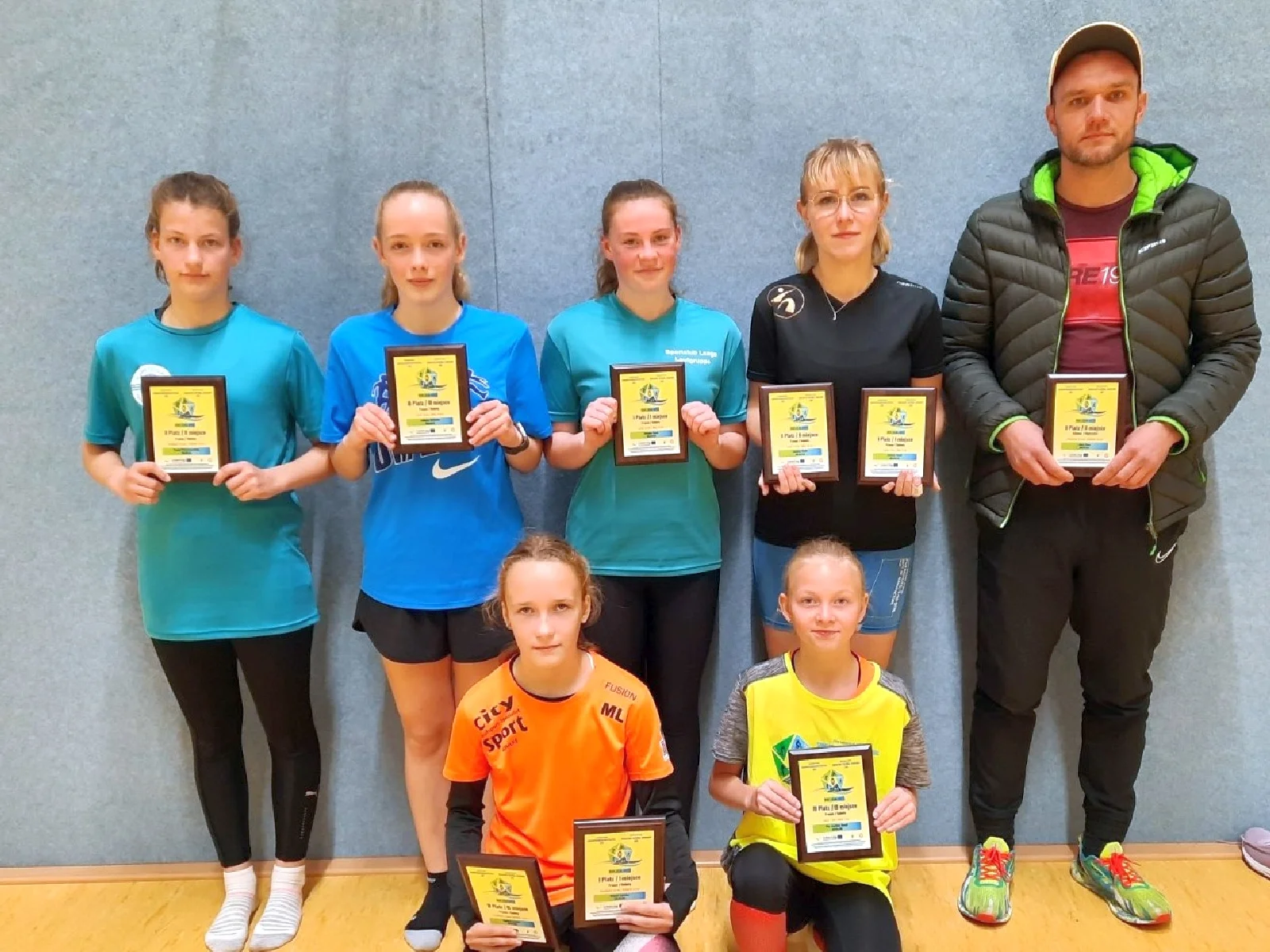 Das Foto zeigt erfolgreiche Laager Clubsportler*innen mit ihren Plaketten. Foto: André Stache