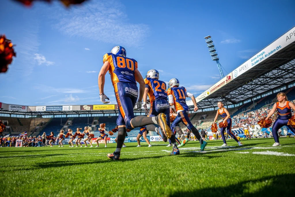Einlauf im Stadion | Angefeuert von den eigenen Chearleaderinnen | Foto: Andre Gschweng - Griffins Media