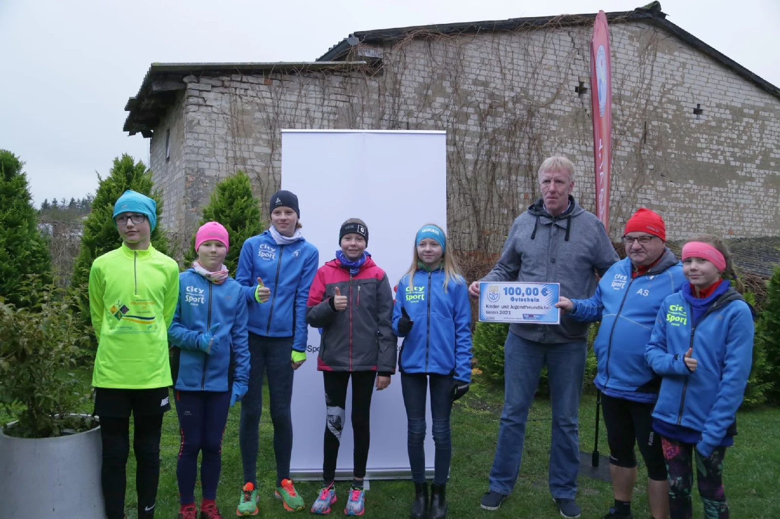 Das Foto zeigt Matthias Hensel mit Laager Sportlern bei der Übergabe des Schecks. Foto: Joelina Raith