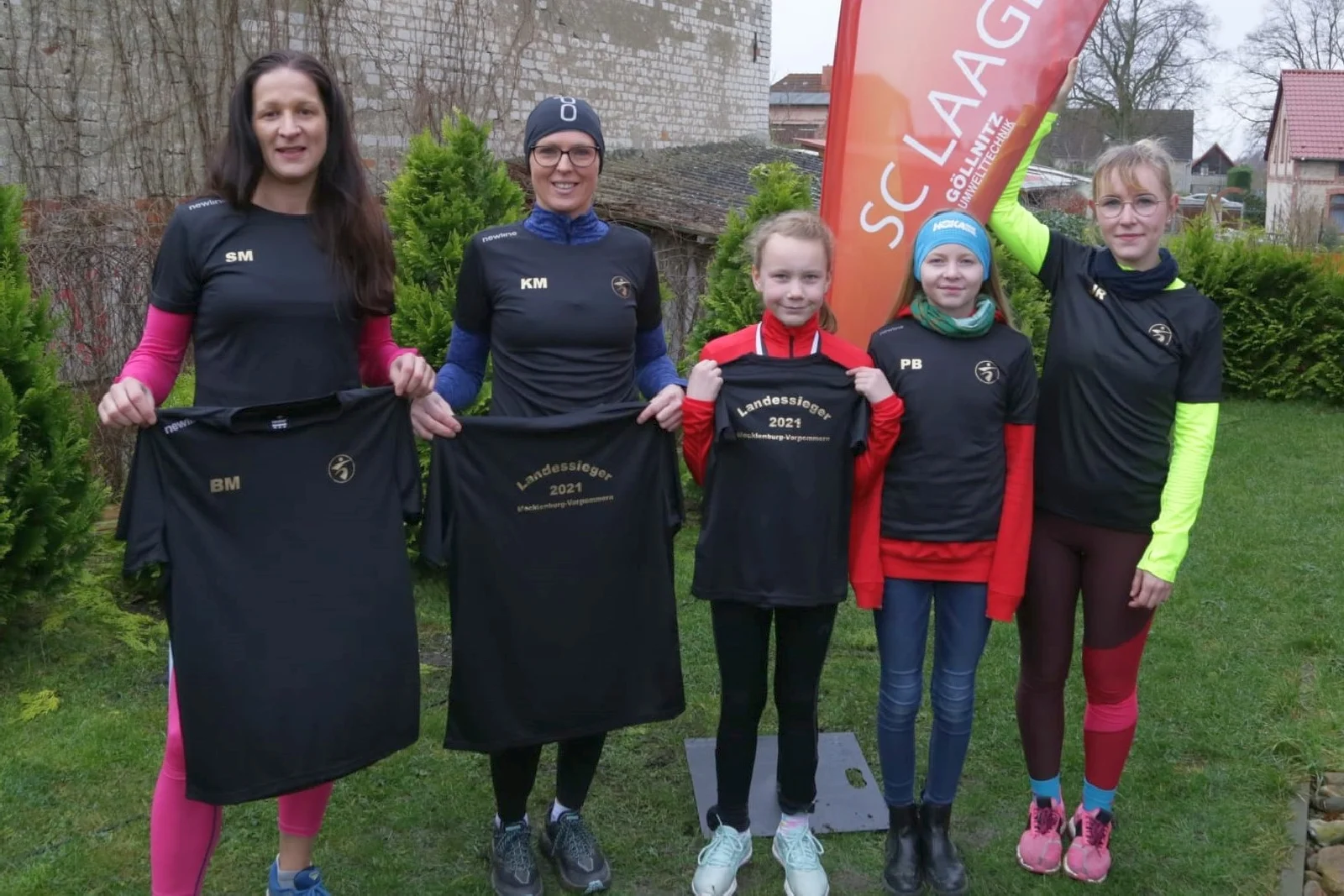 Das Foto zeigt stellvertretend für alle Laager Landesmeister und Laufcup-Altersklassensieger Sandra, Kathleen, Hannah, Pia und Joelina ( v.l.). Foto: Marcel Raith
