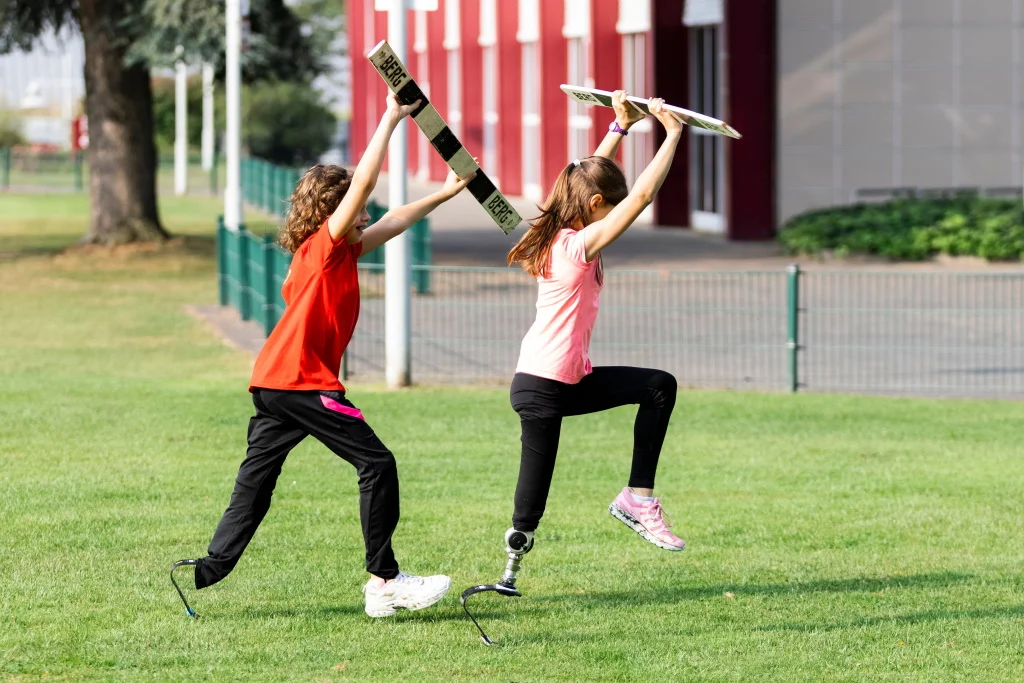 Zwei Kinder mit Beinprotese beim Sport | Foto: Mika Volkmann
