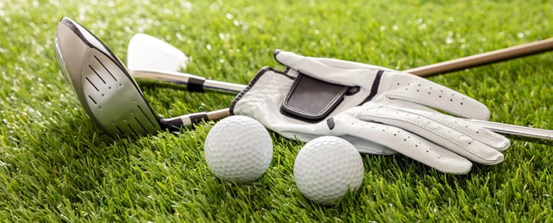 Symbolbild Golfausrüstung auf grünem Golfplatz | Stockfoto: envato elements
