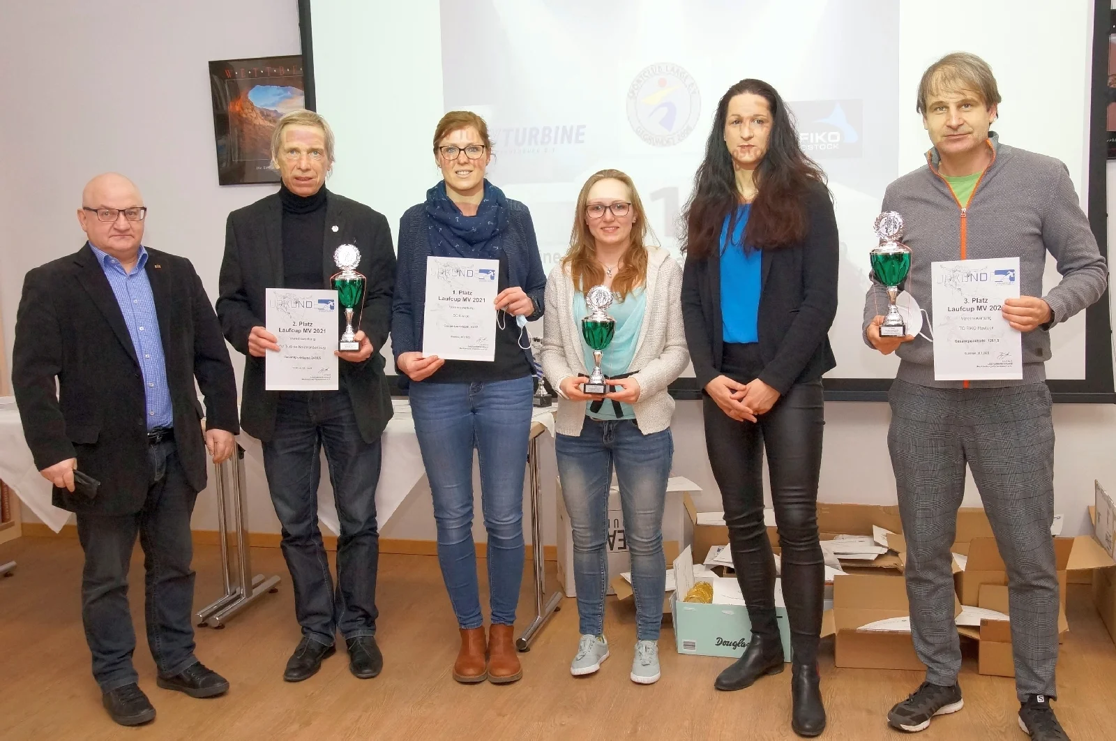 Das Foto zeigt die Vertreter der Sieger in der Vereinswertung: André Stache, Jörg Knospe (SV Turbine NB/2. Platz), Kathleen Maag, Sarah Liesegang, Sandra Murr sowie Jan Seemann (TC Fiko Rostock/3.). Foto: Marian B.Pries