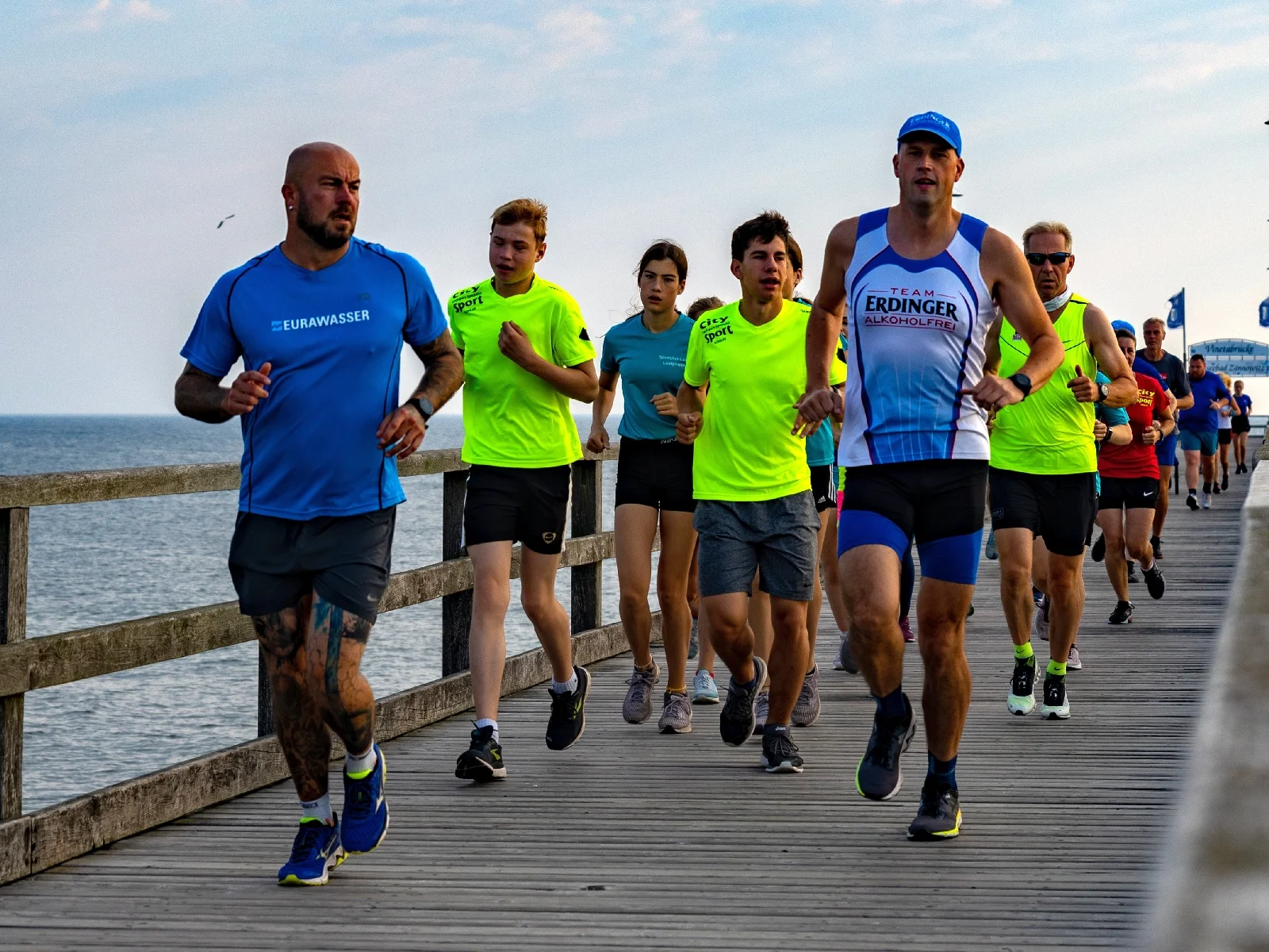 Das Foto zeigt Aktive des SC Laage bei einem Trainingslauf. Foto: Ralf Sawacki