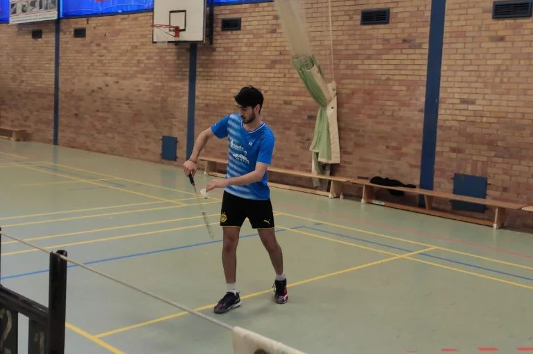 Arsalan mit Aufschlagrecht im ersten Herreneinzel (Foto: BSC 95)
