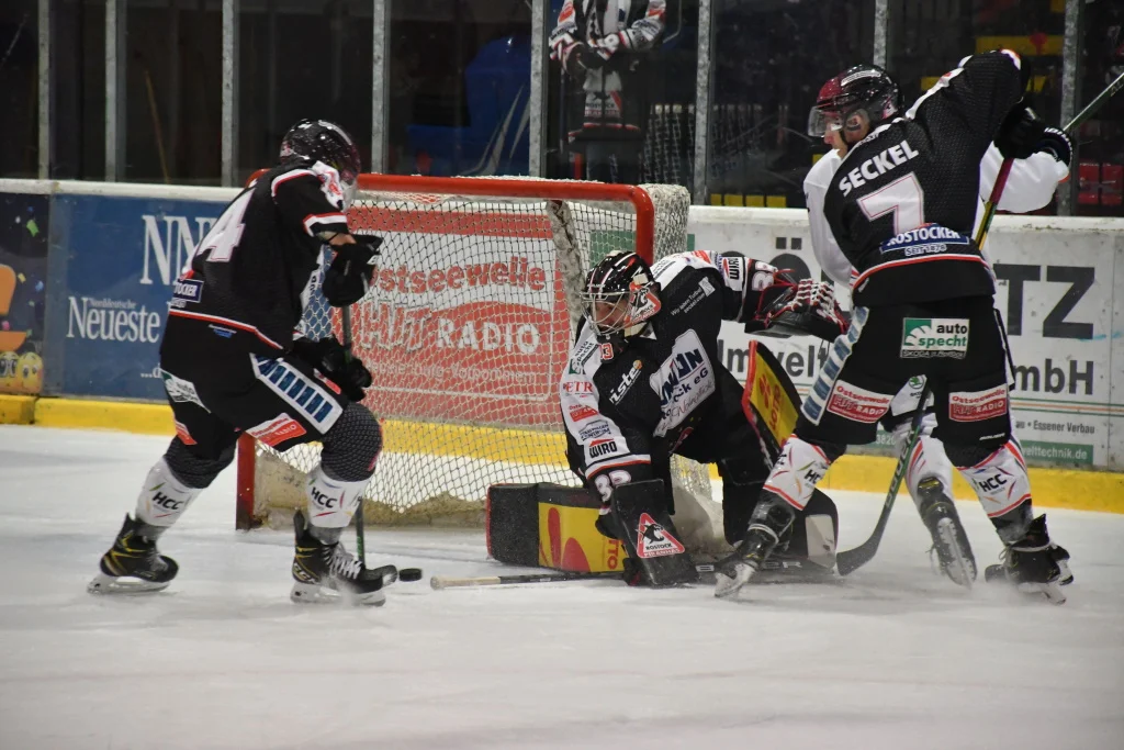 Eishockeyspieler der Rostock Piranhas mit Torchance | Foto: Susann Ackermann, REC