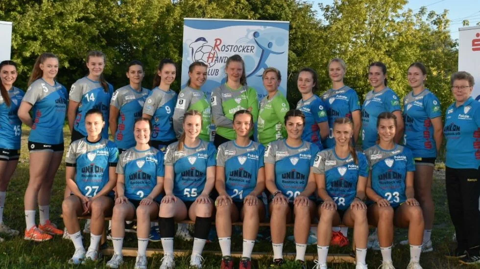 Teamfoto der Dolfins - Foto: Rostocker Handballclub