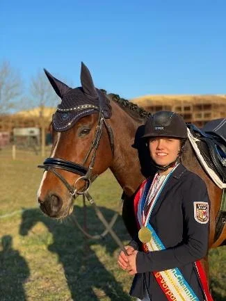 Jona Denkewitz (RSC Neuendorf mit Carta Nevada) wurde Champion der Jugend U25. | Foto: ©Familie Denkewitz Jona Denkewitz, Siegerin beim Landeshallen-Championat der Vielseitigkeit 2022