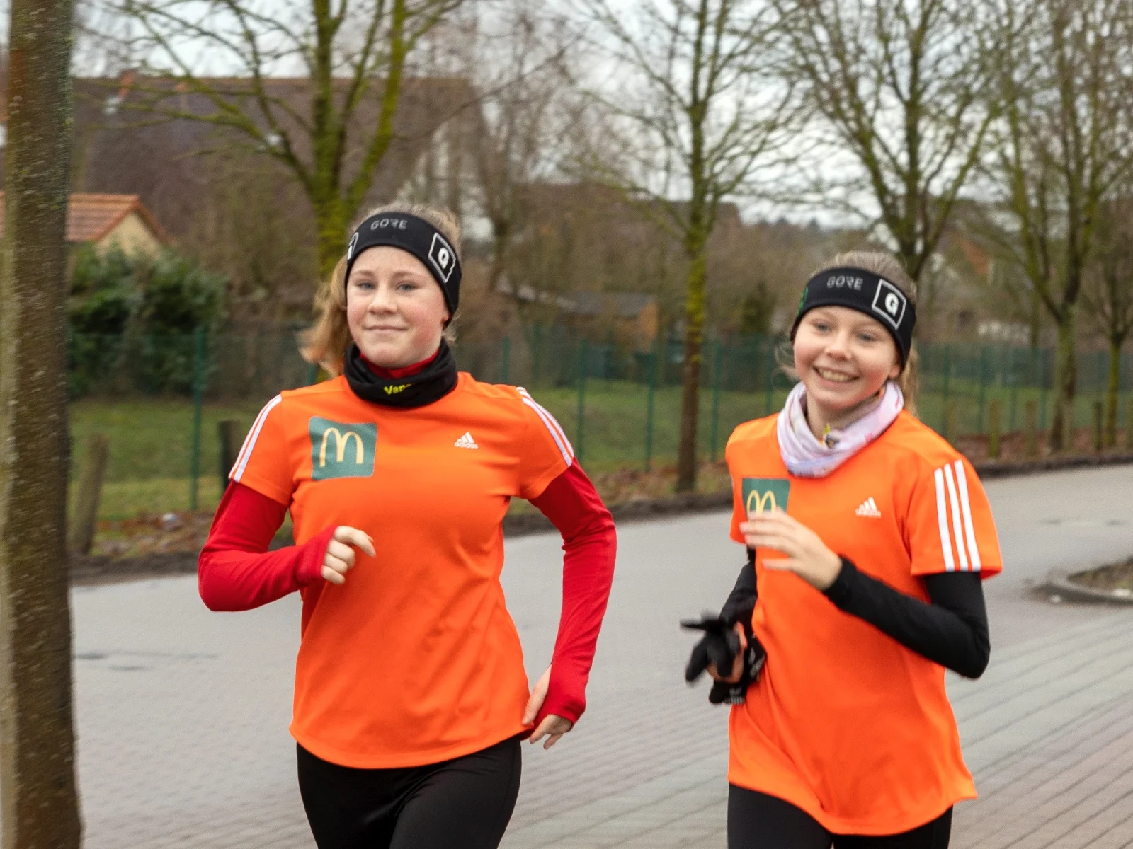 Vanessa und Johanna beim Lauf durch Laage. Foto: Ralf Sawacki